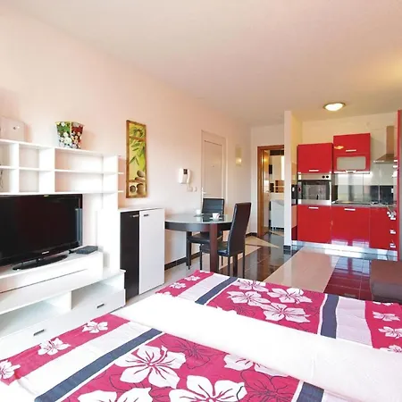 Apartment Awesome In With Wifi Makarska