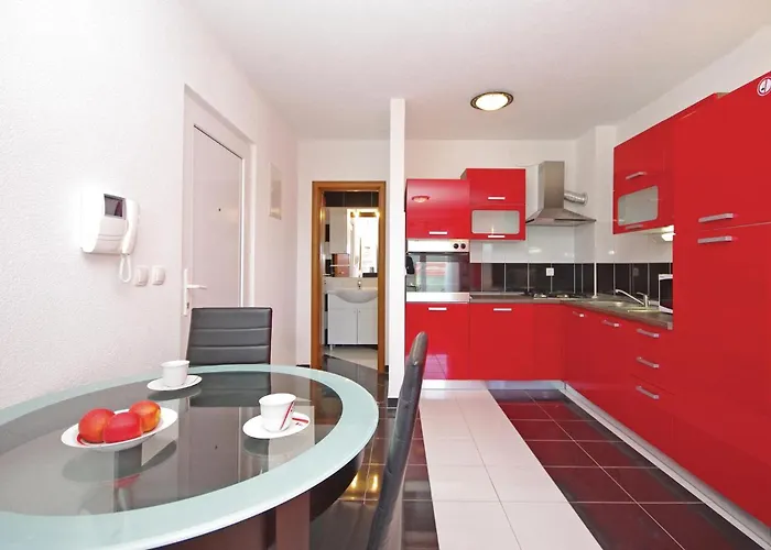 In Макарська